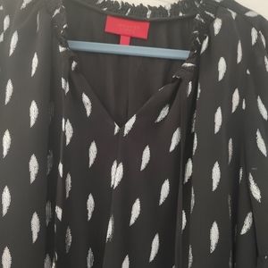 Jennifer Lopez beautiful blouse! Flowy and elegant.